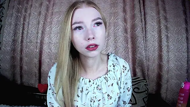 Snapshot of Rysella chatting on 12.15.25 Rysella online show from 12.15.25