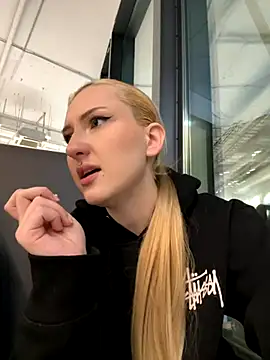 Snapshot of SenyaVibes chatting on 11.30.25 SenyaVibes online show from 11.30.25