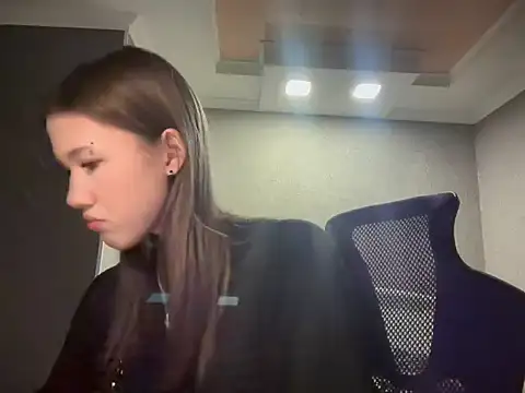 Snapshot of lilXdomii chatting on 12.16.25 lilXdomii online show from 12.16.25