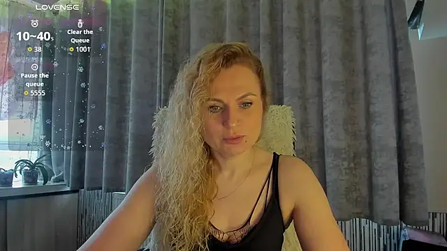 Snapshot of LanaLight_x chatting on 05.18.26 LanaLight x online show from 05.18.26