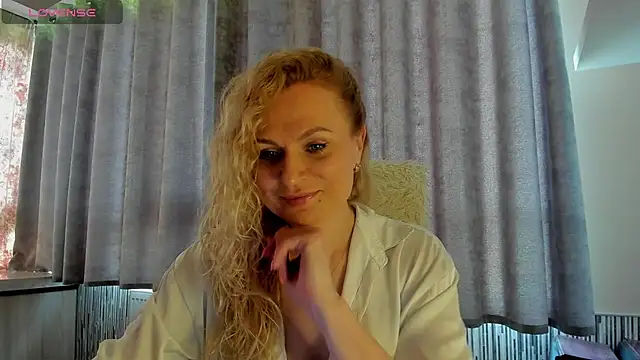 Snapshot of LanaLight_x chatting on 05.20.26 LanaLight x online show from 05.20.26