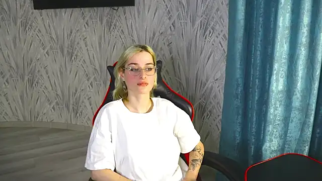 Snapshot of ValerieKirk chatting on 12.02.25 ValerieKirk online show from 12.02.25