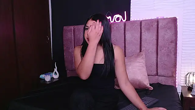 isarose01 online show from 12.04.25