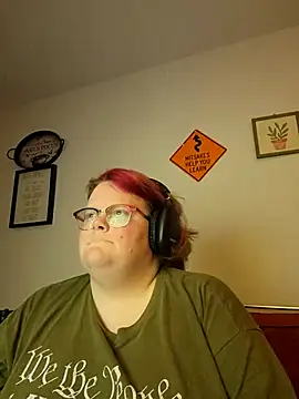 Snapshot of LiaraStrife chatting on 12.02.25 LiaraStrife online show from 12.02.25