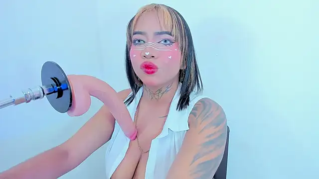 Snapshot of leticia_lynn1 chatting on 12.20.25 leticia lynn1 online show from 12.20.25