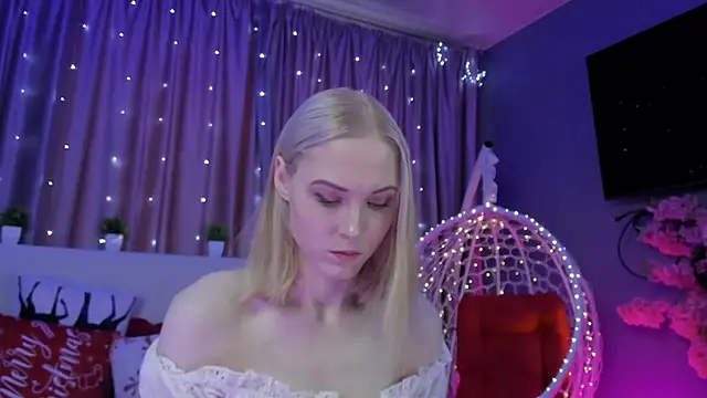 Snapshot of Gina_Gina_love chatting on 02.25.26 Gina Gina love online show from 02.25.26