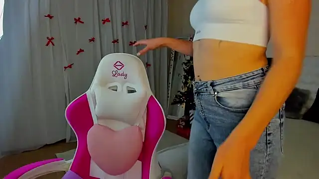 KiraNeeww online show from 12.18.25