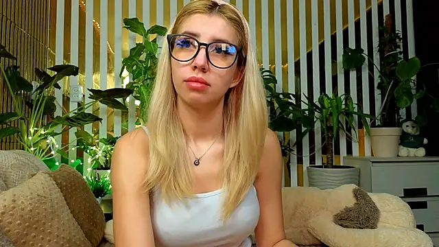 Snapshot of FlowweerGirl chatting on 12.05.25 FlowweerGirl online show from 12.05.25