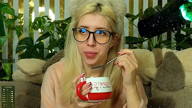 Snapshot of FlowweerGirl chatting on 01.14.26 FlowweerGirl online show from 01.14.26