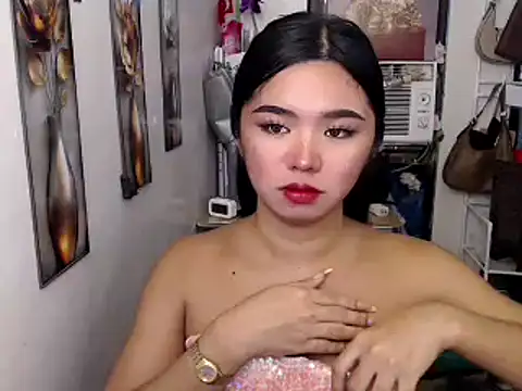 Snapshot of voganmarie chatting on 07.13.26 voganmarie online show from 07.13.26