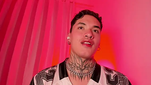 Snapshot of AlecBanne chatting on 12.13.25 AlecBanne online show from 12.13.25