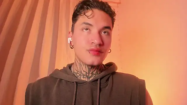 Snapshot of AlecBanne chatting on 12.15.25 AlecBanne online show from 12.15.25