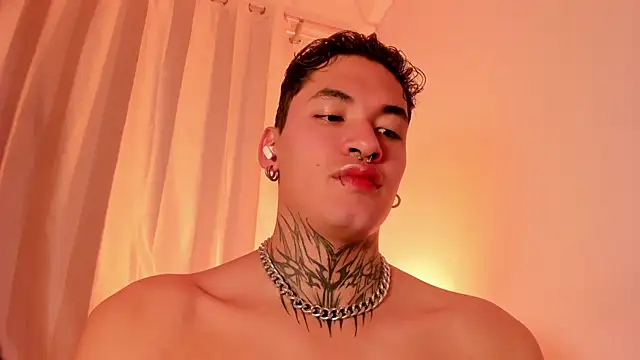 Snapshot of AlecBanne chatting on 12.18.25 AlecBanne online show from 12.18.25