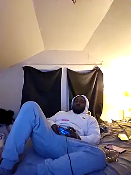 Snapshot of iLOVETRAY96 chatting on 12.16.25 iLOVETRAY96 online show from 12.16.25