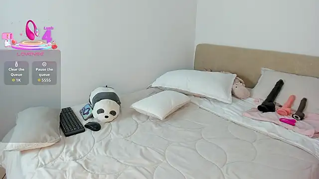 DakothaHyland  online show from 02.26.26