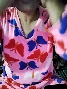 Snapshot of desiriya11 chatting on 12.15.25 desiriya11 online show from 12.15.25