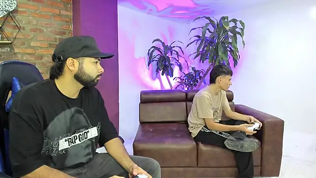 HotThreesoome online show from 12.18.25