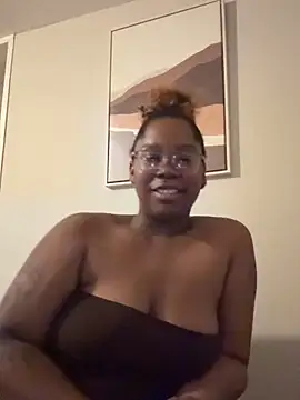 Snapshot of lovelytip chatting on 12.16.25 lovelytip online show from 12.16.25