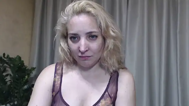 Snapshot of sweetpussy chatting on 06.09.26 sweetpussy online show from 06.09.26