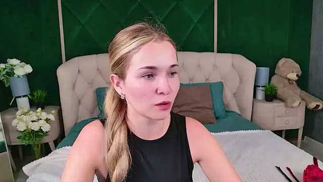 Snapshot of Lina_Sinerz chatting on 07.17.26 Lina Sinerz online show from 07.17.26