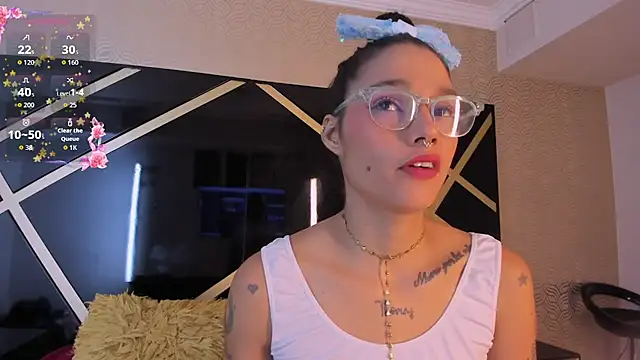 Snapshot of loraineblake chatting on 12.15.25 loraineblake online show from 12.15.25