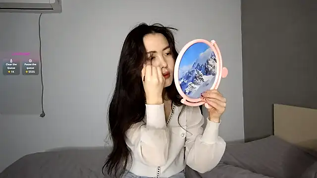 Snapshot of OleneBouras chatting on 12.14.25 OleneBouras online show from 12.14.25