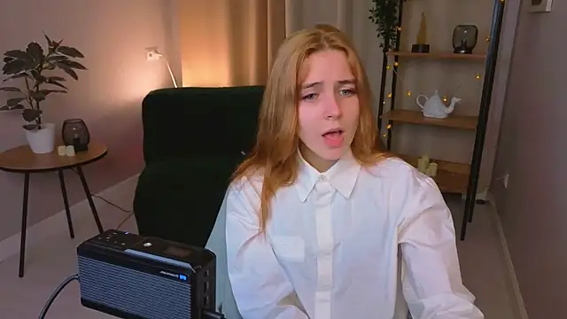 Snapshot of Bella_xBaby chatting on 12.15.25 Bella xBaby online show from 12.15.25