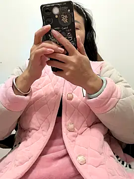 Snapshot of cmvoo chatting on 12.15.25 cmvoo online show from 12.15.25