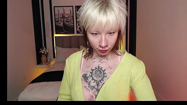 Snapshot of Luna_Hurt chatting on 12.17.25 Luna Hurt online show from 12.17.25