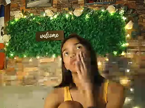 Snapshot of LaurenePh2 chatting on 12.20.25 LaurenePh2 online show from 12.20.25