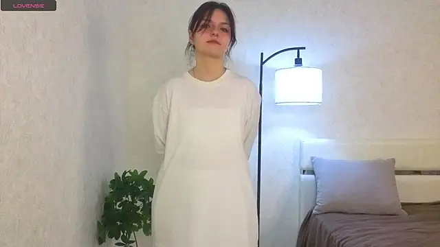 NyraVesperis online show from 04.10.26