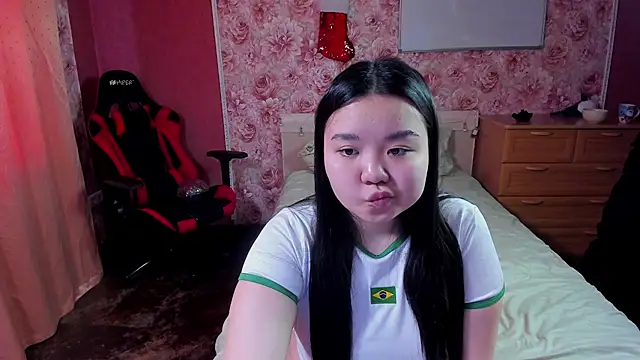 Snapshot of hungrybunny333 chatting on 12.20.25 hungrybunny333 online show from 12.20.25