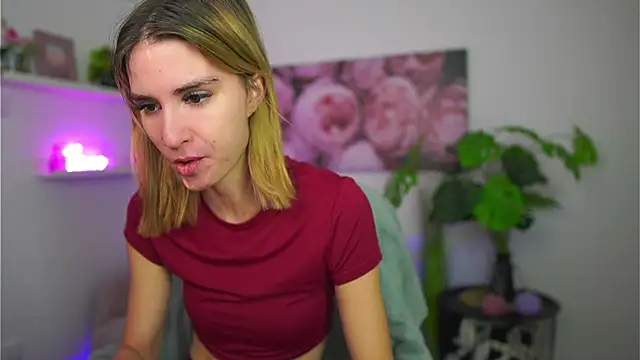 Snapshot of _Bella_Young chatting on 12.15.25 Bella Young online show from 12.15.25