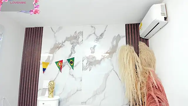Annyhathatway online show from 06.25.26
