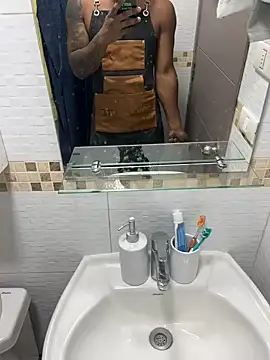 Snapshot of Comeonmyhouse22cm chatting on 02.13.26 Comeonmyhouse22cm online show from 02.13.26