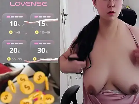 Snapshot of annants chatting on 12.15.25 annants online show from 12.15.25