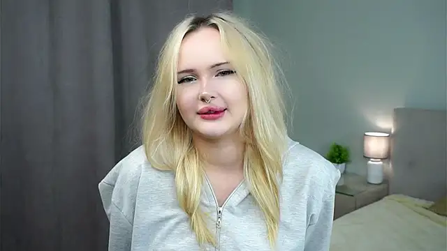 Snapshot of JuanaMessel chatting on 12.15.25 JuanaMessel online show from 12.15.25