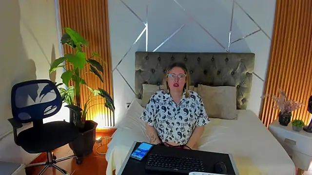 Snapshot of brenda_hertz chatting on 12.16.25 brenda hertz online show from 12.16.25