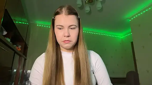 Snapshot of MaevAmy chatting on 12.15.25 MaevAmy online show from 12.15.25