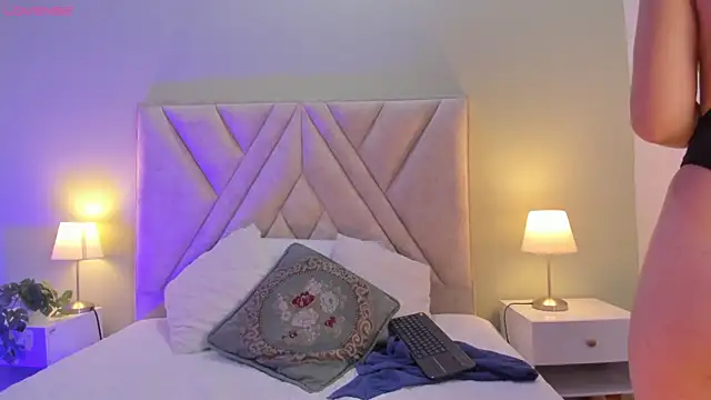 Amelia Saenz  online show from 04.16.26