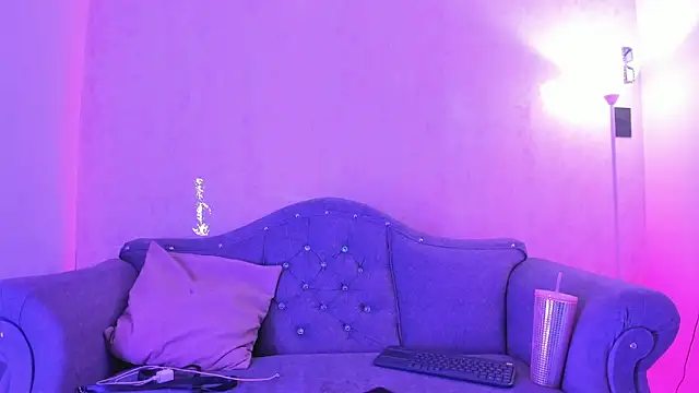 Snapshot of Taniandmarkos chatting on 12.14.25 Taniandmarkos online show from 12.14.25