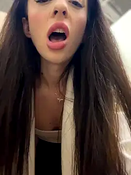 Snapshot of YeaLina chatting on 12.14.25 YeaLina online show from 12.14.25