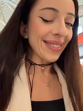 Snapshot of YeaLina chatting on 12.16.25 YeaLina online show from 12.16.25