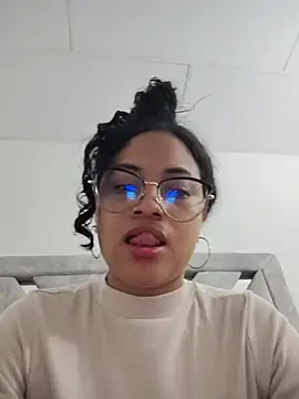 Snapshot of DAFNNEE_HOT chatting on 06.17.26 DAFNNEE HOT online show from 06.17.26