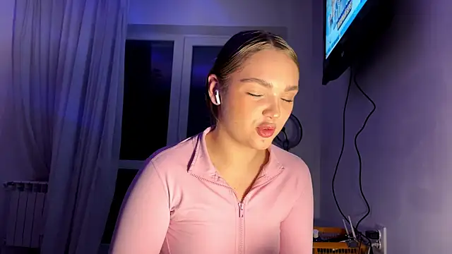 Snapshot of Ginnyinjeans chatting on 12.17.25 Ginnyinjeans online show from 12.17.25