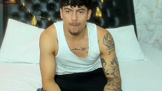 Snapshot of sergiostonne_01 chatting on 12.16.25 sergiostonne 01 online show from 12.16.25