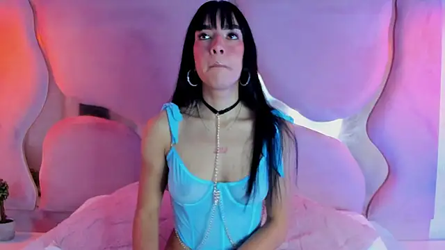 Snapshot of lunajones__ chatting on 12.13.25 lunajones online show from 12.13.25