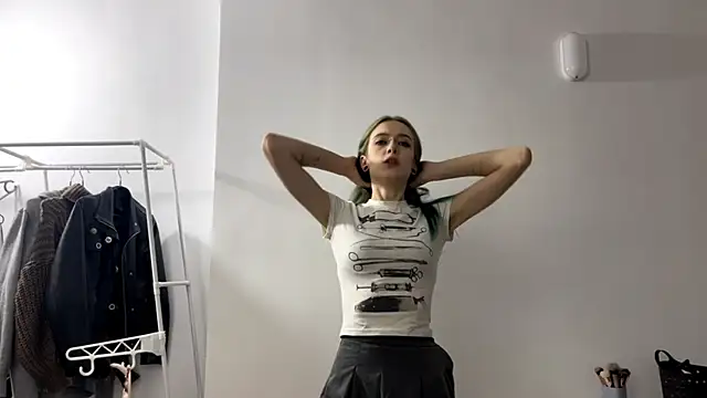 Snapshot of MerIeBremmer chatting on 12.16.25 MerIeBremmer online show from 12.16.25