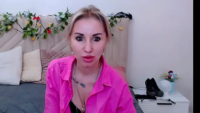 Snapshot of Hanna--Sweet chatting on 03.15.26 Hanna--Sweet online show from 03.15.26
