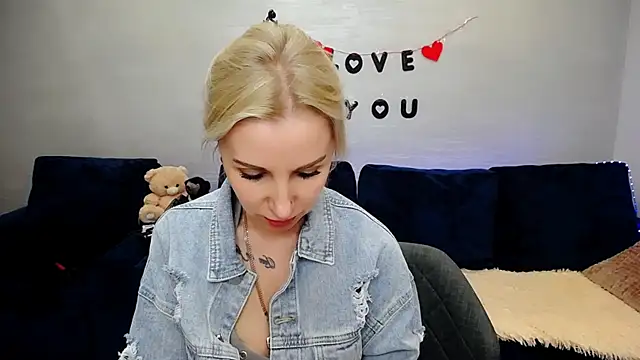 Snapshot of Hanna--Sweet chatting on 04.11.26 Hanna--Sweet online show from 04.11.26